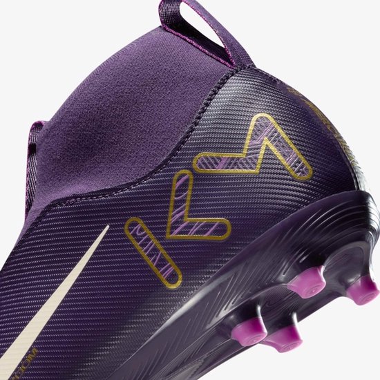 Detail van de hak van een paarse voetbalschoen met gouden 'KM' letters.