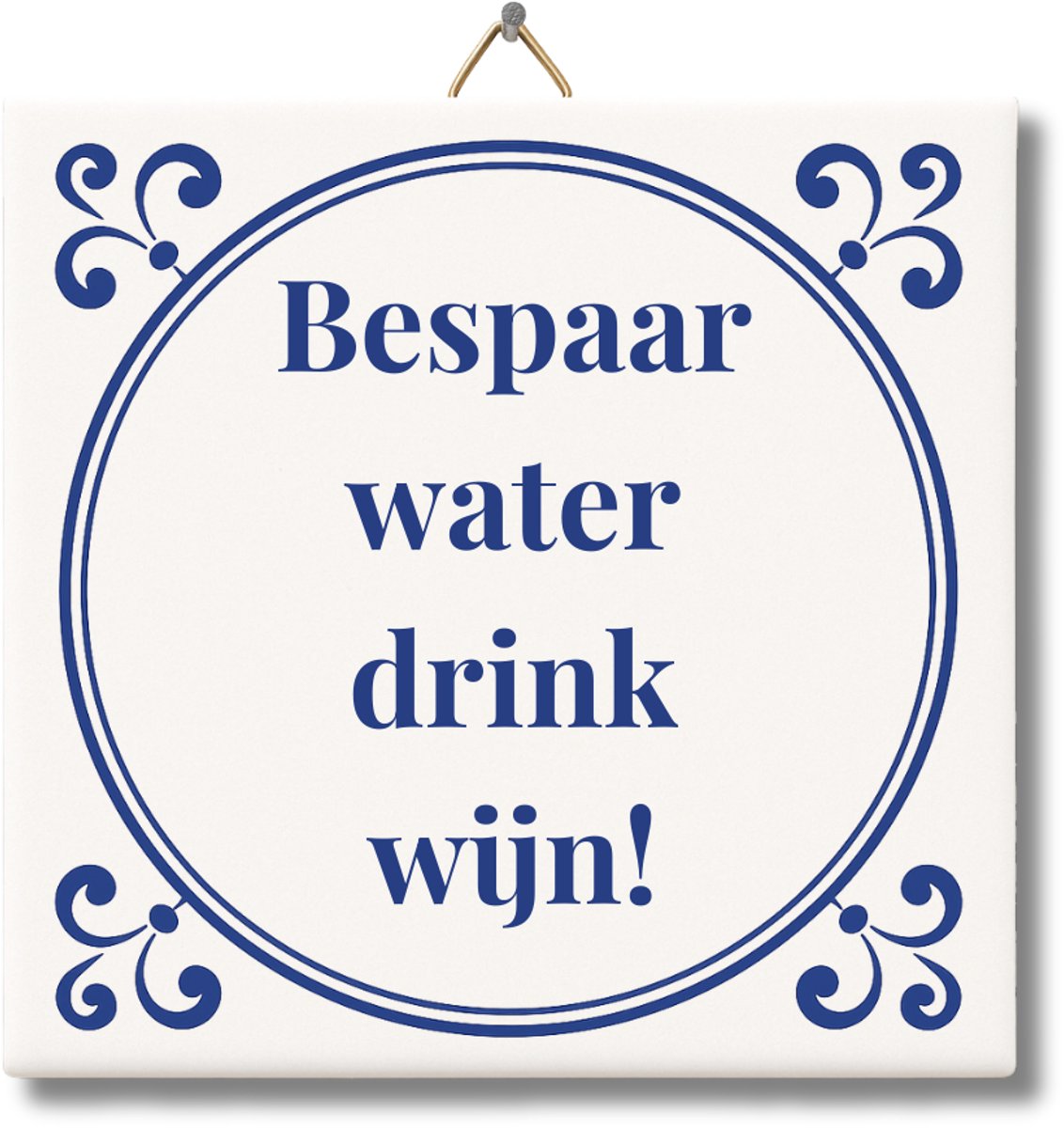 NietMokken.nl – Grappig tegeltje met tekst: "Bespaar water, drink wijn!" – 15x15 cm keramiek – Humoristisch cadeau voor wijnliefhebber, of voor Moederdag – Keukendecoratie met ophanghaakje – Delfts blauw stijl