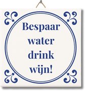 Wit Delfts blauw tegeltje met tekst 'Bespaar water, drink wijn!' in een cirkel, met ornamenten.