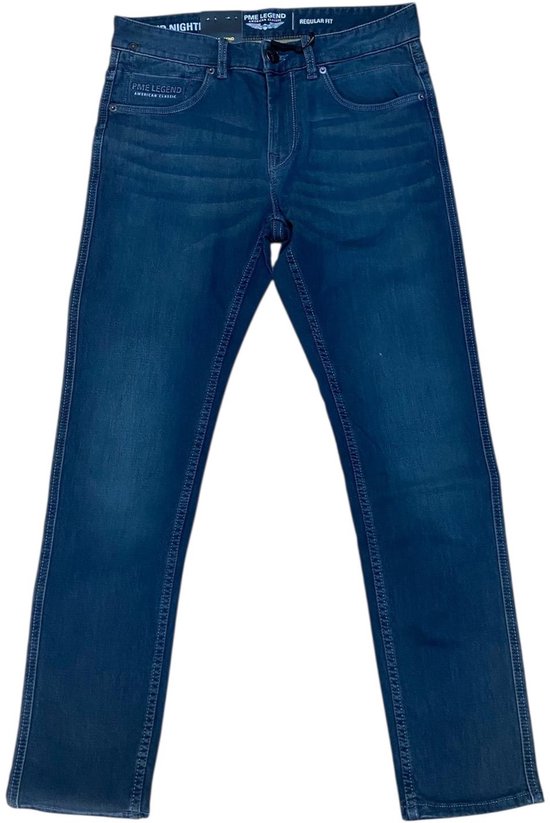 Voorkant van een donkerblauwe PME Legend regular fit spijkerbroek met merktekst op de tailleband en zak.
