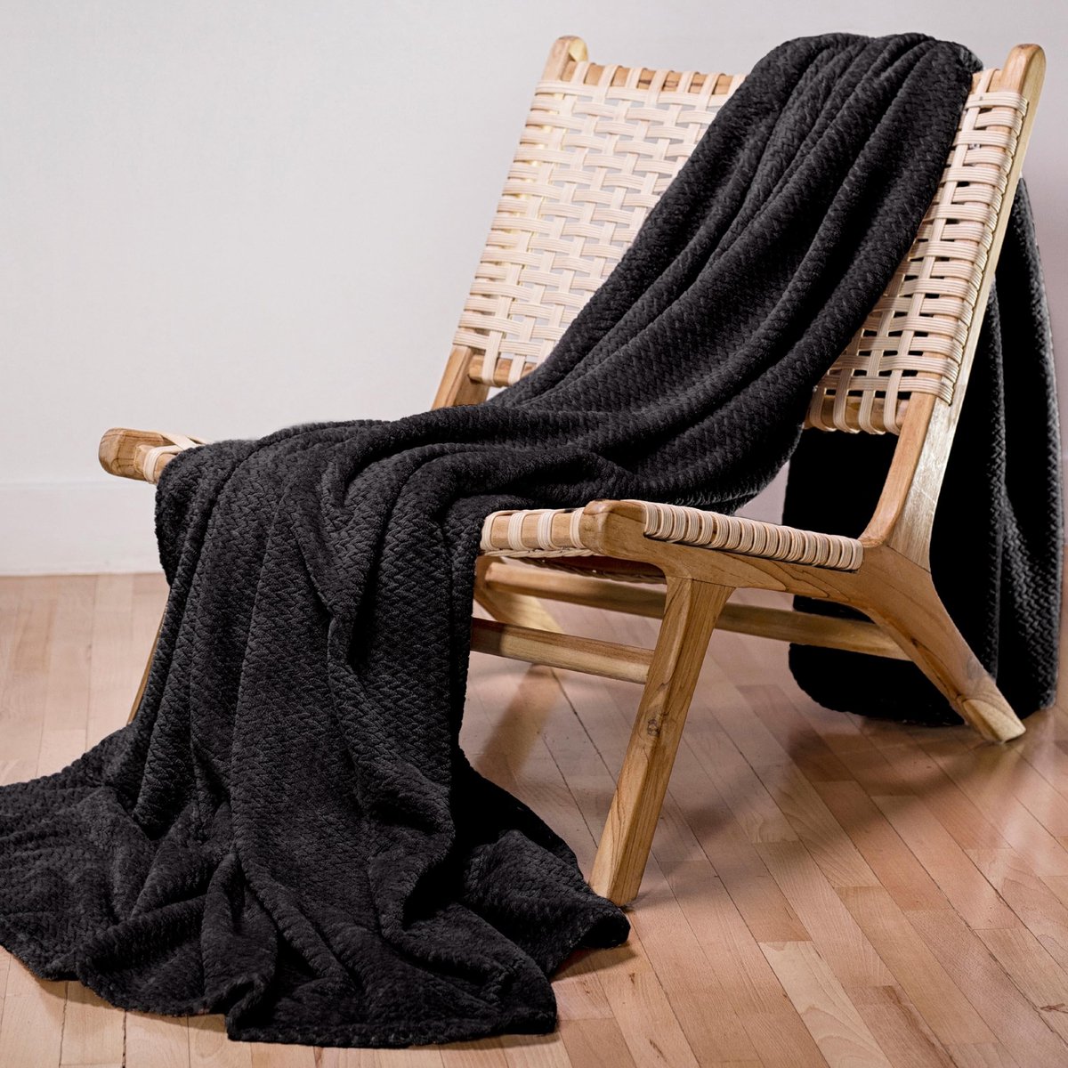 Ibenzoa Warme Pluizige Fleece Deken met Trendy Visgraat Patroon voor Ultiem Comfort zwart