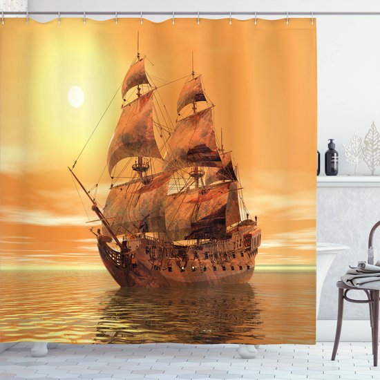 Un vieux navire pirate en bois avec des voiles navigue sur une mer dorée sous un coucher de soleil orange.