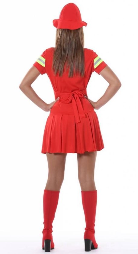 Achterkant van een vrouw in rood brandweerpak met geplooide rok, gele en zilveren strepen op de mouwen, en een rode helm.