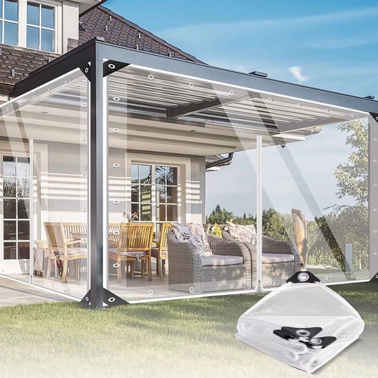 Transparante zeildoekwanden die een moderne pergola met buitenmeubilair afsluiten, met zicht op een tuin. Gevouwen zeildoek in de hoek.