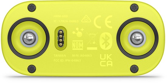 Achterkant van een limegroene Garmin hartslagmodule met twee zilveren contacten en productinformatie.