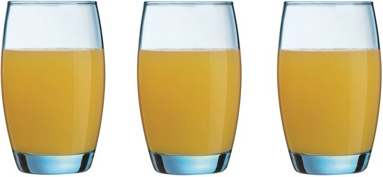 Drie glazen gevuld met oranje drank, met blauwe bodems.