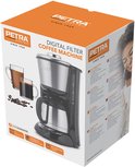 Verpakking van een Petra digitale filter koffiemachine met afbeelding van het apparaat en mokken koffie.