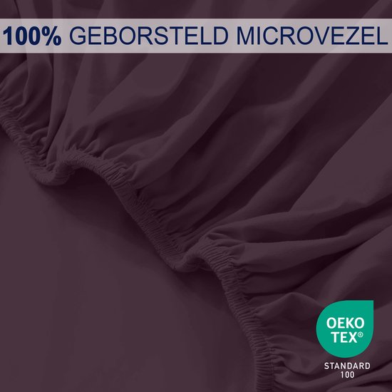Gros plan d'un drap-housse en microfibre brossée violet foncé avec élastique.