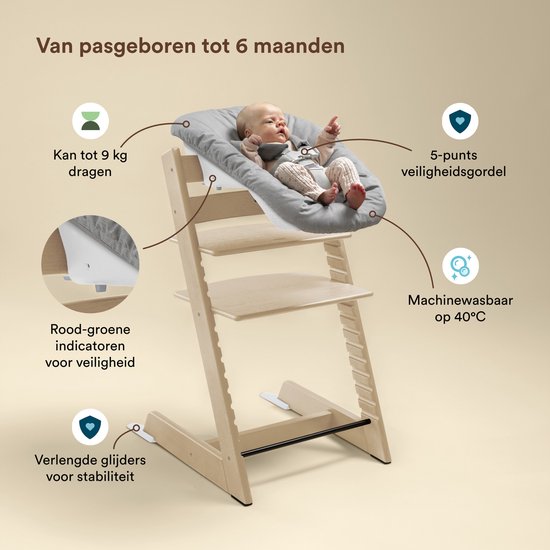 Houten Tripp Trapp kinderstoel met grijze newborn set. Geschikt tot 9 kg, met 5-punts veiligheidsgordel en machine wasbaar op 40°C.