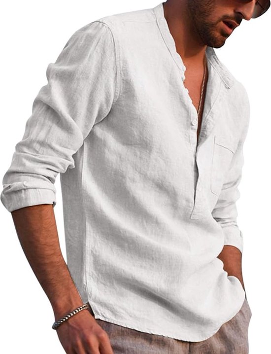 Man met lange mouwen, wit linnen shirt met opstaande kraag, knoopsluiting en borstzakje.