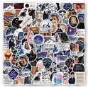 Grote verzameling cartoonstickers met fantasiepersonages, boeken en landschappen.