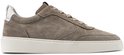Taupe suède sneaker met veters, witte zool en een zilverkleurige detail op de hiel.