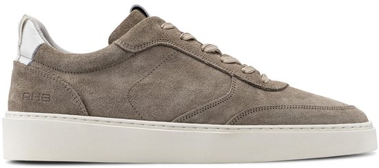 Taupe suède sneaker met veters, witte zool en een zilverkleurige detail op de hiel.
