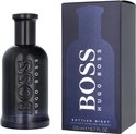 Hugo Boss 'Bottled Night' eau de toilette: een donkerblauwe flacon en de bijpassende doos met het BOSS HUGO BOSS logo.