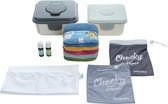 Cheeky Wipes alles-in-één kit: twee containers, een stapel gekleurde wasbare doekjes, twee flesjes olie, een gaaszak en twee stoffen zakken.