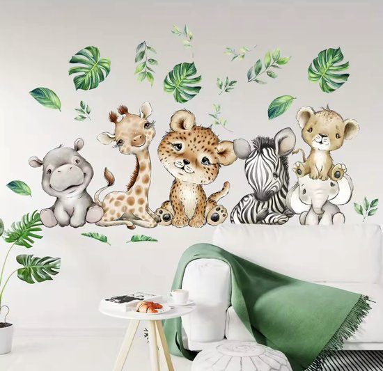 Muurstickers met schattige jungle dieren (nijlpaard, giraf, luipaard, zebra, olifant met leeuwenwelpje) en groene bladeren, aangebracht boven een witte bank.