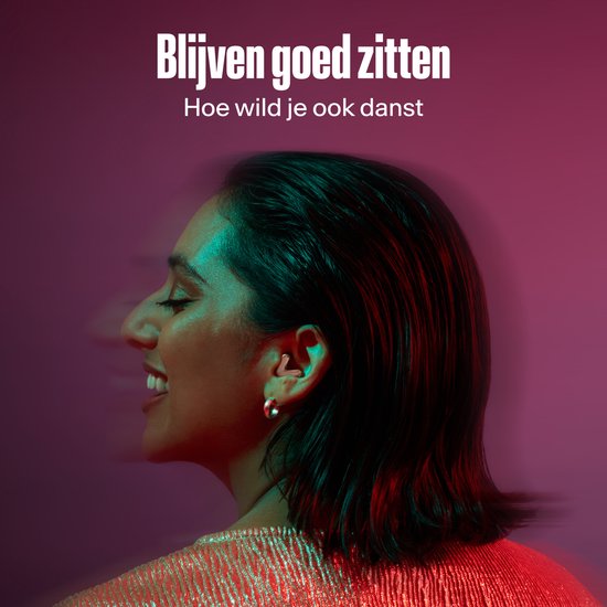 Twee vrouwen met rosé gouden oordopjes, lachend en kijkend naar elkaar. "Blijven goed zitten".