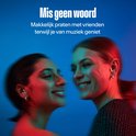 Twee vrouwen glimlachen, kijkend naar elkaar, met rosé gouden oordopjes. Blauwe en rode belichting.