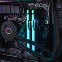 Close-up van RAM-modules met 'FURY BEAST' opschrift en heldere blauwe verlichting in een computer.