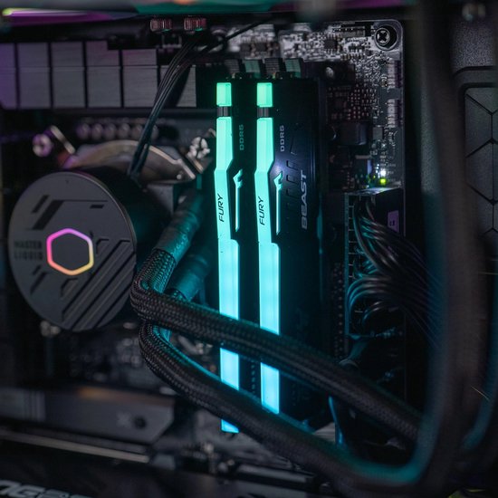 Close-up van RAM-modules met 'FURY BEAST' opschrift en heldere blauwe verlichting in een computer.