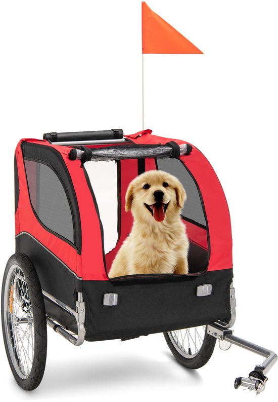 Rode fietskar met zwarte accenten en een golden retriever puppy erin, met een veiligheidsvlag.
