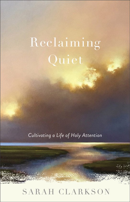 Boek 'Reclaiming Quiet: Cultivating a Life of Holy Attention' van Sarah Clarkson, met een schilderachtig landschap van een waterweg bij zonsondergang.