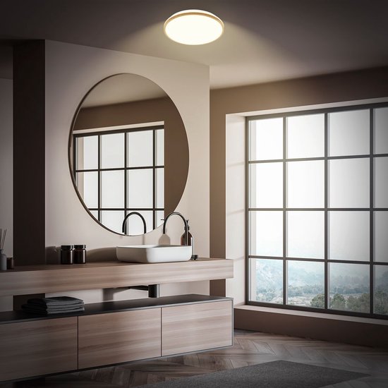 Moderne badkamer met rond plafondlicht met houten rand, grote ronde spiegel en houten wastafelmeubel.