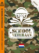 Boekomslag met camouflagepatroon, een uil op een open boek met helm, de tekst 'SCHOOL VETERAAN' en de Nederlandse vlag.