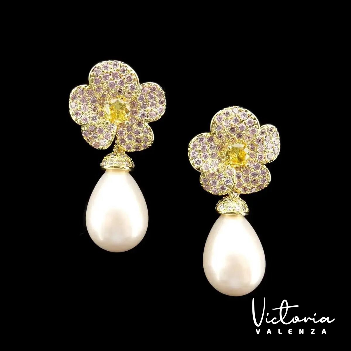 Victoria Valenza Goudkleurige Bloem Oorbellen met Parels en Lila Zirkonia Stenen - Oorhangers - Goudkleurig - Bloem oorbellen - Parel oorbellen - Zirkonia