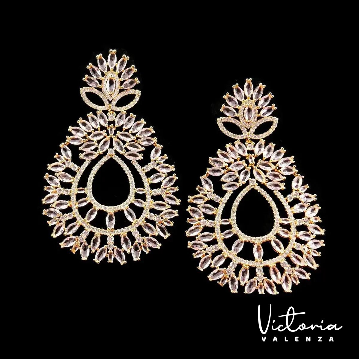 Victoria Valenza Saint-Tropez Luxe Oorbellen Dames Messing Oorhangers Dames Oorringen Roze Steen Oorbellen - Goud kleurig - 1 Paar