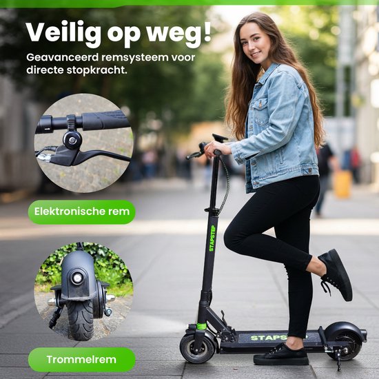 Jonge vrouw poseert met zwarte StapStep elektrische step met groene accenten. Close-up van remsysteem.
