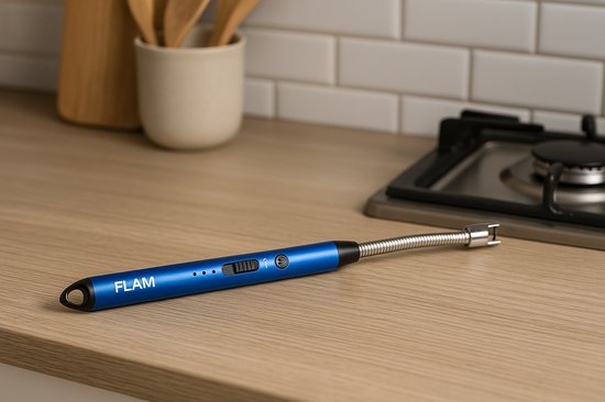 Blauwe elektrische "FLAM" aansteker op een houten aanrecht, naast een gasfornuis.