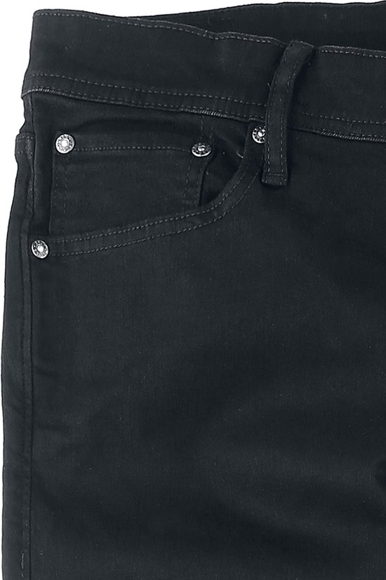 Detail van de voorkant van een zwarte skinny jeans, met zakken en zilverkleurige knopen.