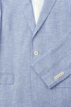 Detail van een lichtblauwe linnen blazer met één knoop en vier knopen op de mouw.