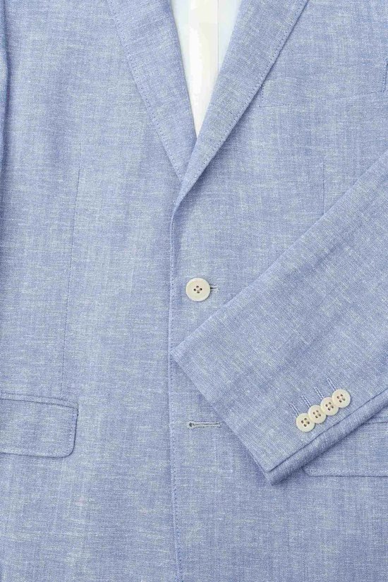 Detail van een lichtblauwe linnen blazer met één knoop en vier knopen op de mouw.