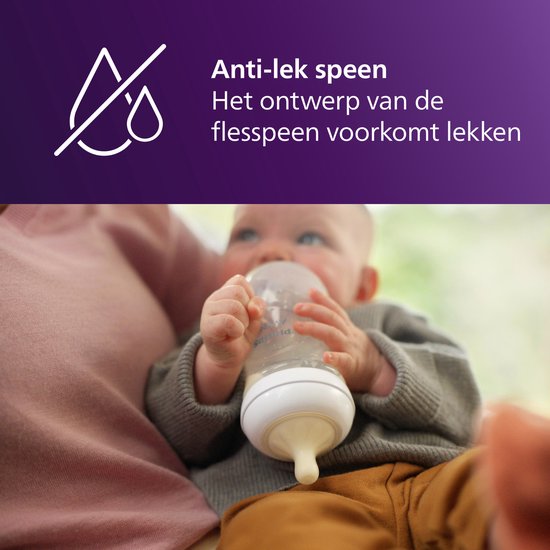 Een baby drinkt melk uit een Philips Avent Natural Response fles.
