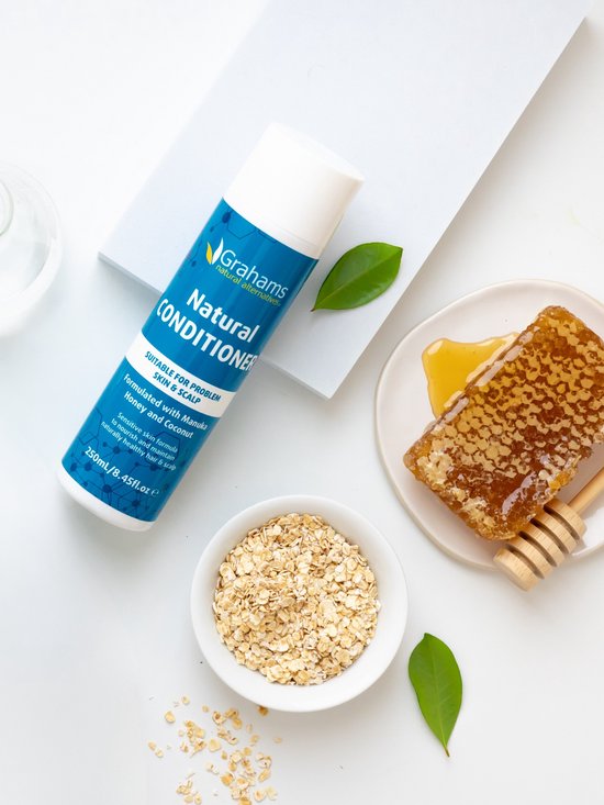 Grahams natural alternatives Natural Conditioner fles met kommetje havermout en honingraat op witte achtergrond.