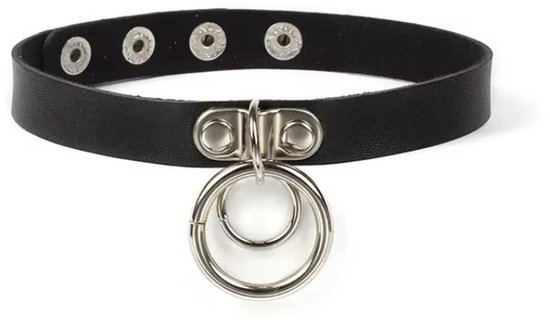 Zwarte kunstleren choker met dubbele zilverkleurige ring als hanger.