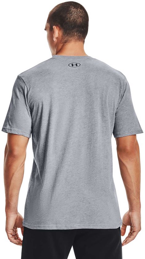 Van achteren gezien, een grijs Under Armour t-shirt met korte mouwen.