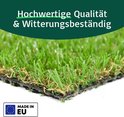 Close-up van de textuur van kunstgras met een donkere backing. "Made in EU" logo. Groene balk met "Hochwertige Qualität & Witterungsbeständig".