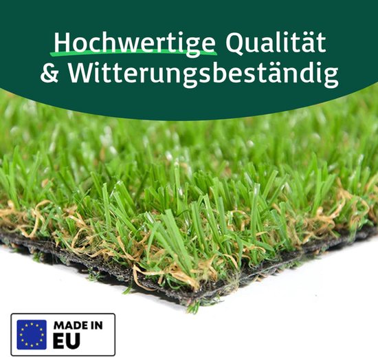 Close-up van de textuur van kunstgras met een donkere backing. "Made in EU" logo. Groene balk met "Hochwertige Qualität & Witterungsbeständig".