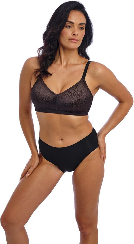 Model met zwarte beha met stippen en bijpassende slip.