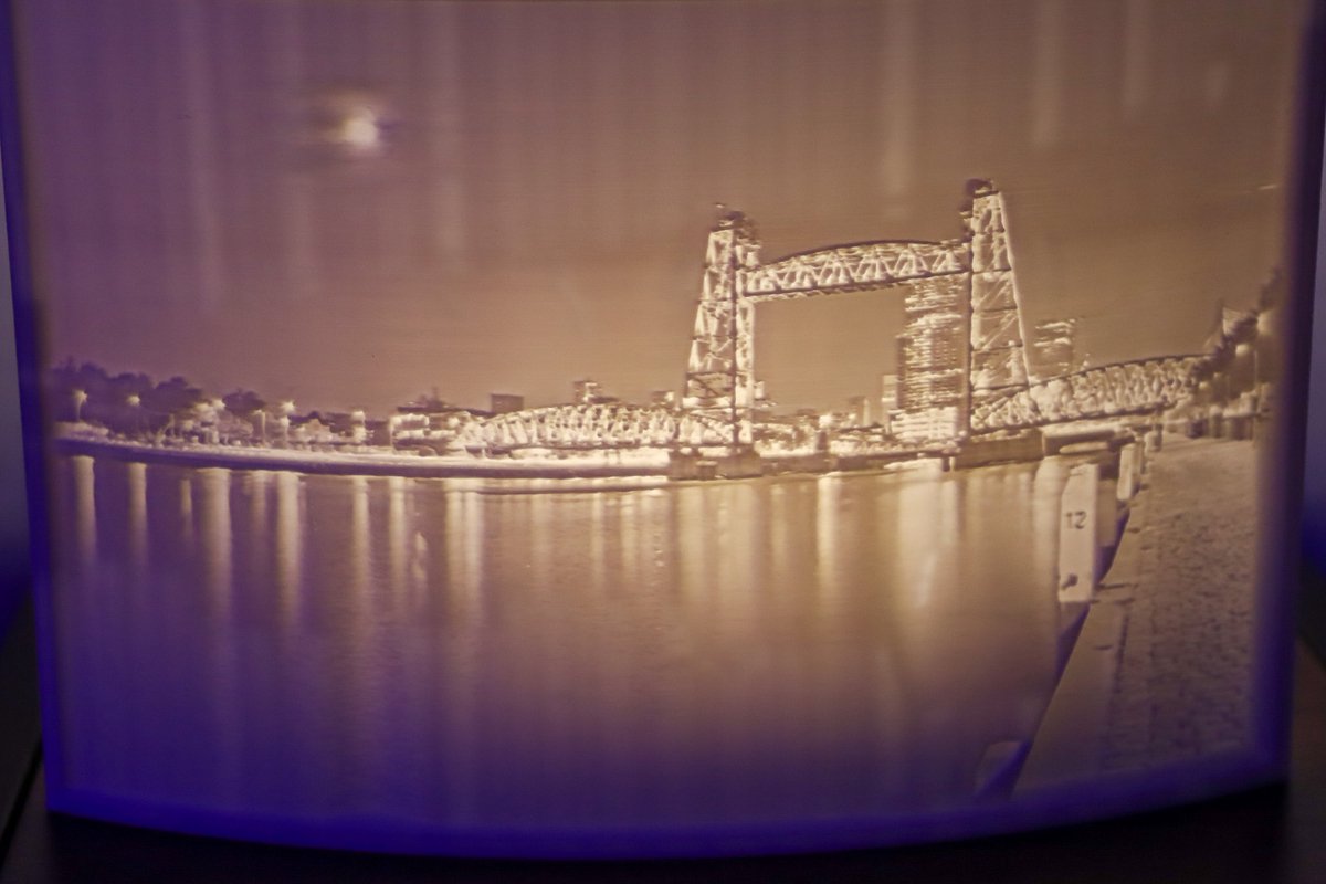 Lithophane (verlichte foto) van de koningshavenbrug "de hef" in Rotterdam bij nacht
