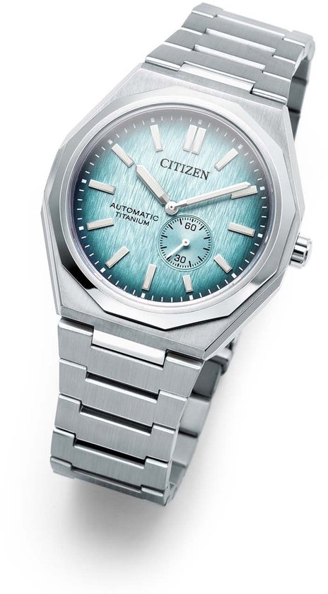 Citizen horloge met zilverkleurige titanium kast en band. Lichtblauwe wijzerplaat met geborstelde afwerking en datumvenster.