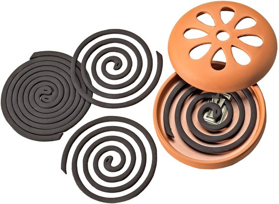 Terracotta schaal met een bloemvormig deksel, met daarin 2 citronella spiralen. Drie losse spiralen ernaast.