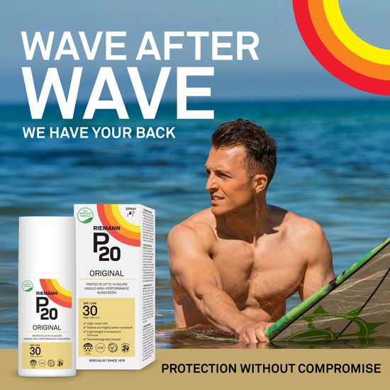Een man met een gebruinde huid in zee, met een fles P20 Original SPF 30 zonnebrandspray.