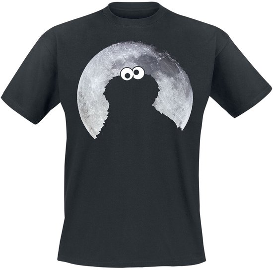 Zwart t-shirt met op de voorkant een silhouet van Cookie Monster met grote ogen tegen een volle maan.