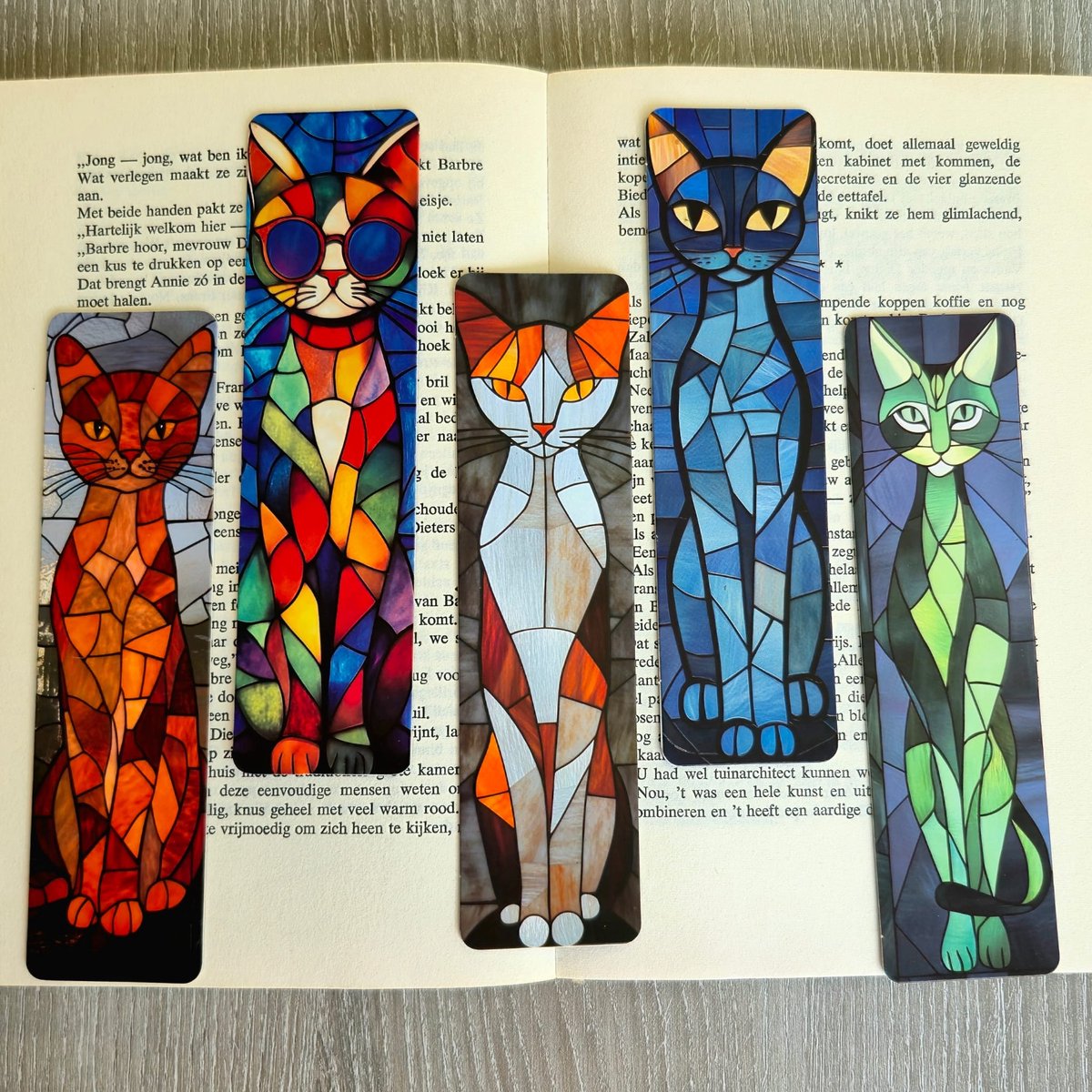 Katten Boekenlegger –Set van 5 – Dubbelzijdig gedrukt – Kleurrijk Glas-in-Lood Effect – Unieke Kunstzinnige Papieren Boekenleggers – Perfect Cadeau voor Kattenliefhebbers en Lezers