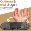Twee handen in de vakken van een donkergrijze microvezel hondendrooghandschoen, met pijlen die naar beneden wijzen.