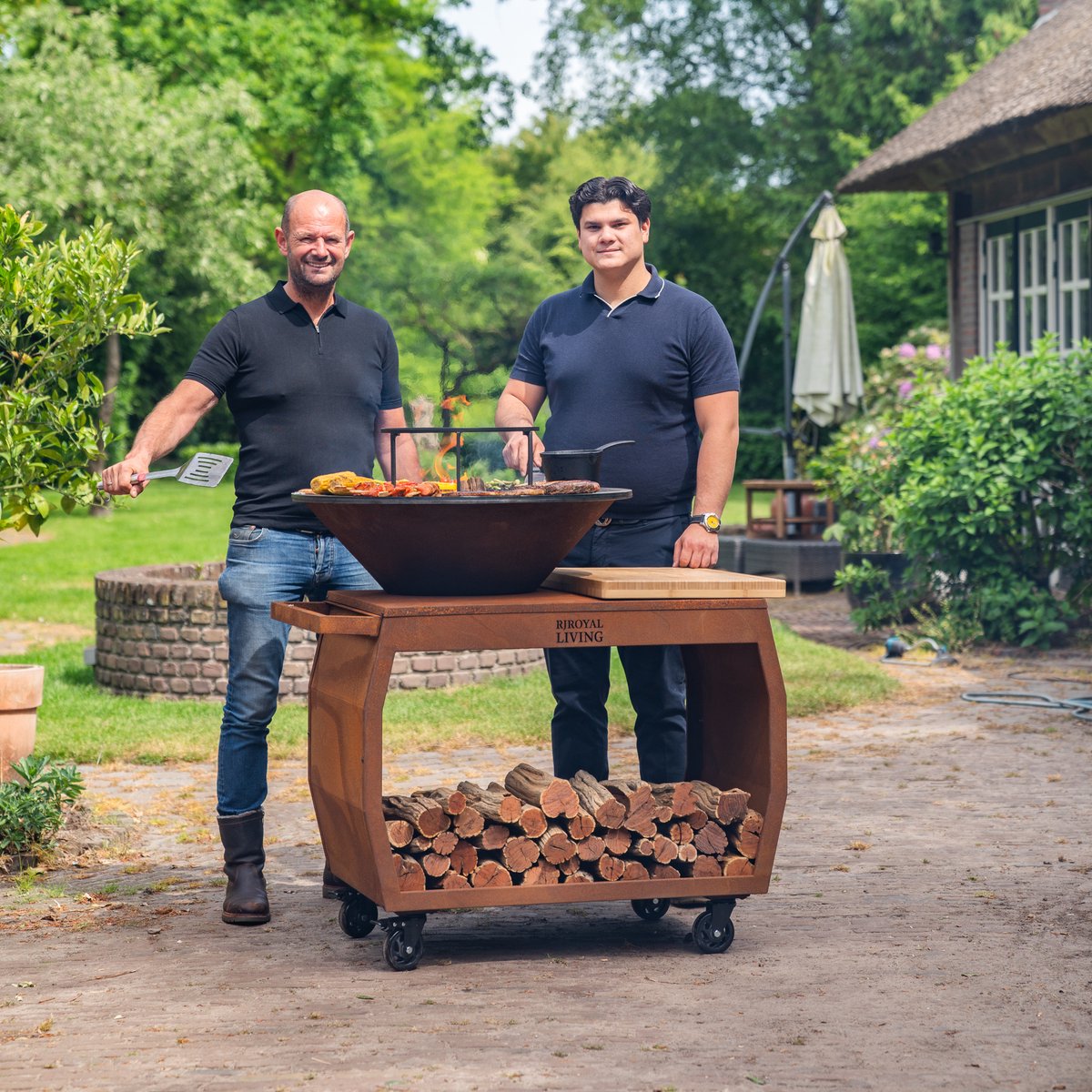 RJRoyal Living Plancha grill BBQ Big Jack cortenstaal grillring met hoes en houtopslag vuurschaal buitenkeuken grillring met houten snijplank